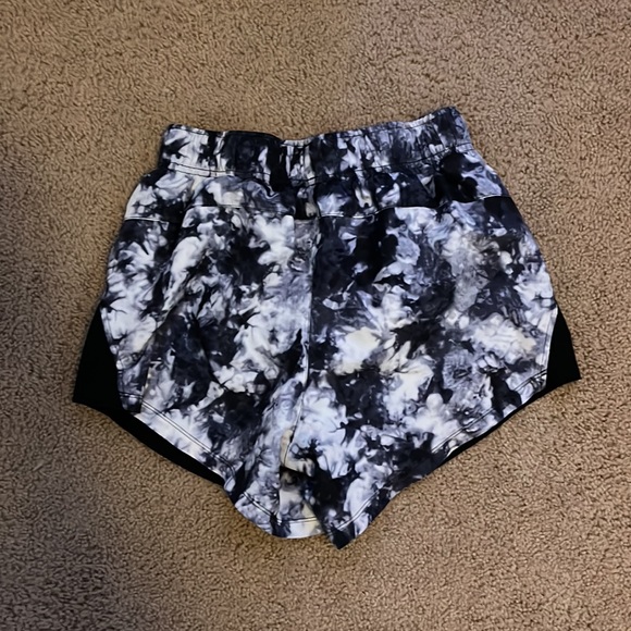 Black and white running shorts - Picture 2 of 3